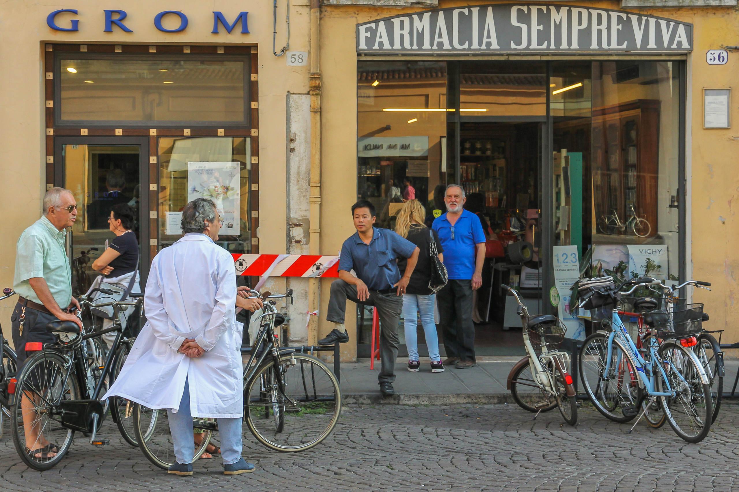Vor Eisladen und Farmacia stehen die Räder einfach quer